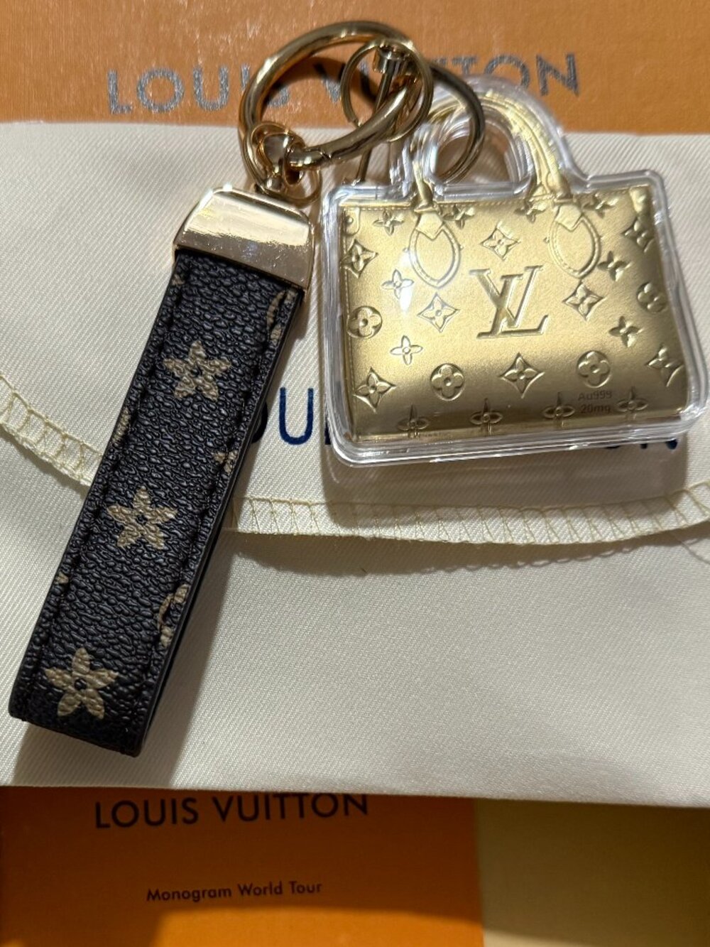 STUNNING BRAND-NEW FASHION CHARM-COMES WITH BOX AND DUSTBAG
